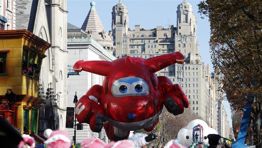 11月22日，在美国纽约感恩节大游行上，“超级飞侠乐迪”造型气球行进在曼哈顿街头。
当日，第92届梅西感恩节大游行在纽约举行，各式各样的玩偶气球、花车队伍在曼哈顿的摩天大楼间穿行，吸引数百万民众前来观看。梅西感恩节大游行始于1924年，是全美规模最大的感恩节游行。