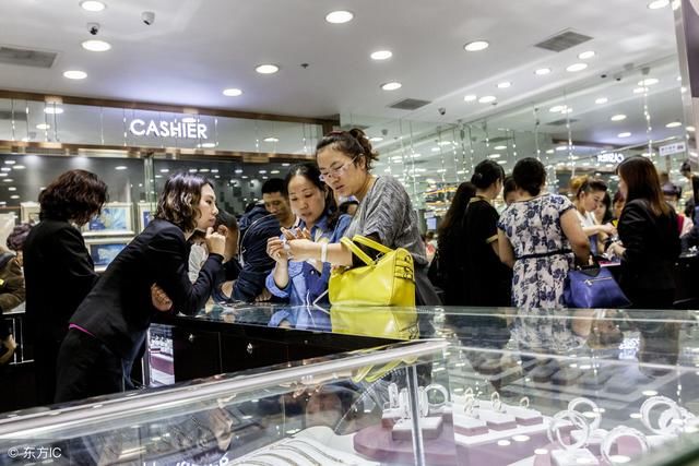 导游威胁不购物游客:泰国治安不好!10名游客连