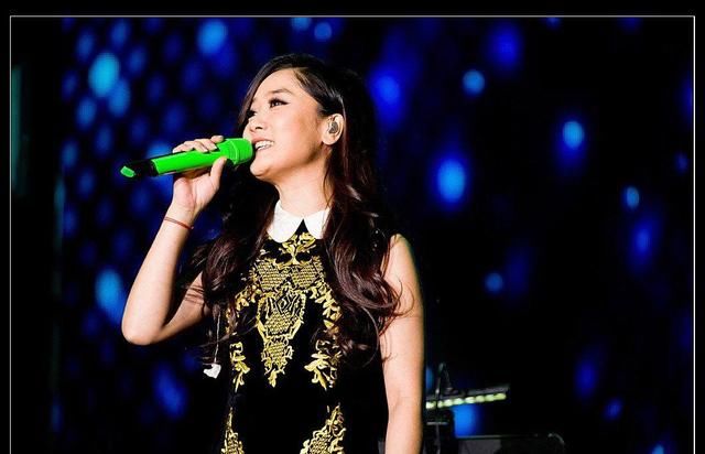 演唱会上明星戴的耳机,究竟有什么作用呢?答案