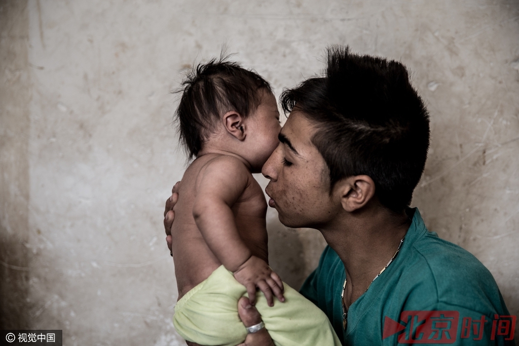 当地时间2015年4月18日，伊朗克尔曼(kerman)，当Behzad与他17岁的表姐Zeinab结婚时，Behzad只有12岁。现在他们有了一个1个月大的儿子，13岁的Behzad成了伊朗最年轻的父亲。视觉中国