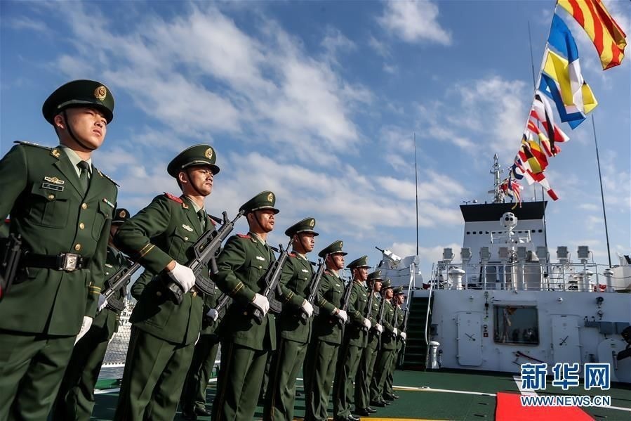 这是1月14日在菲律宾马尼拉港15号码头拍摄的中国海警5204舰上的海警人员。 参加中菲海警海上合作联合委员会第三次会议暨第二次高层会晤系列友好交流活动的中国海警5204舰，14日上午靠泊在菲律宾马尼拉港15号码头。这是中国海警舰艇首次访问菲律宾。