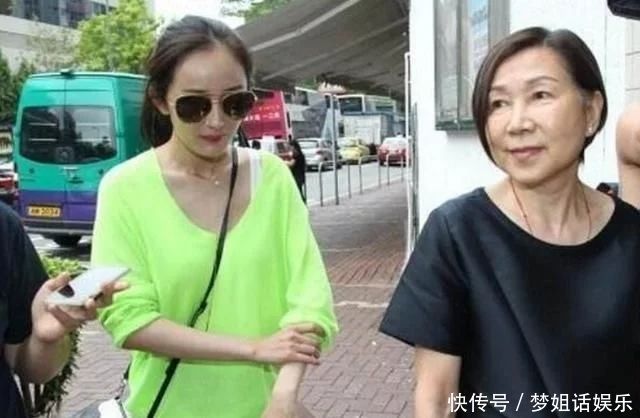 杨幂与婆婆逛街,年近半百但风韵犹存,只是全程