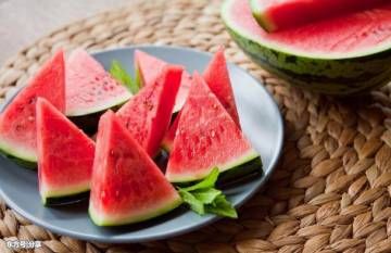 西瓜能和酸奶拌着吃吗 西瓜可以和酸奶榨汁吗