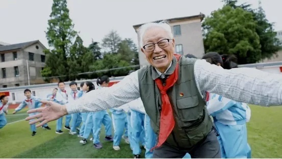 重播 请刷新试试 今年90岁的俞明德,是在星星火炬旗下工作了72年的