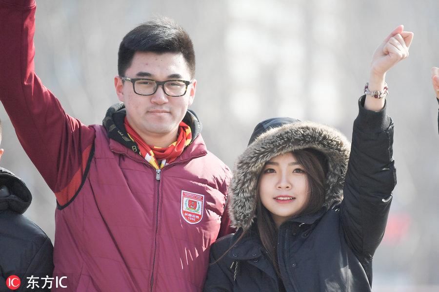 长春亚泰球迷场外集结 阳光明媚美女如云