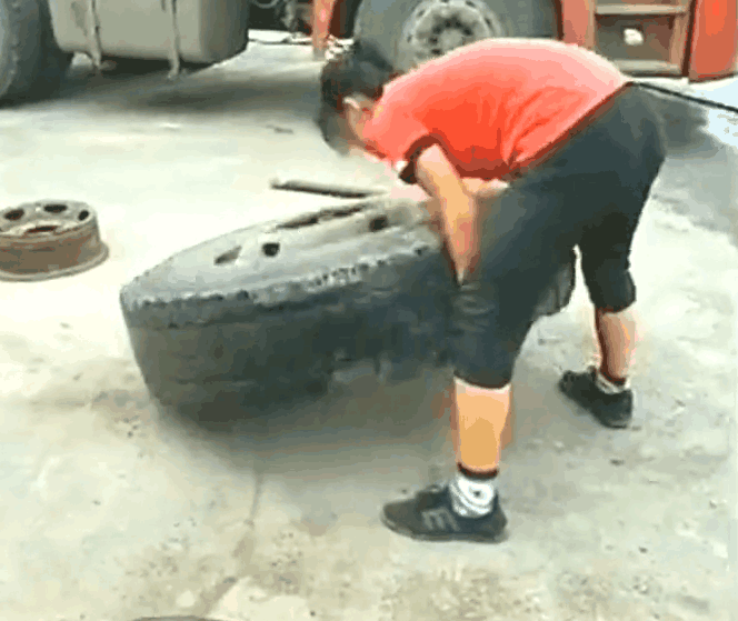 四川90后打工妹维修大货车养家, 上班和下班判