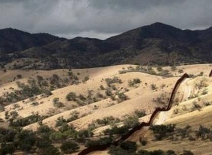 美国和墨西哥边境镜头下,一堵墙分隔着两个世