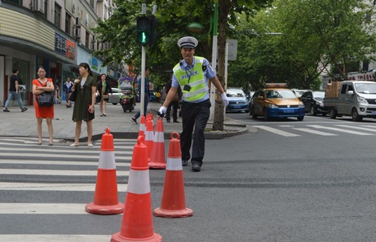 交警路障摆放示意图图片