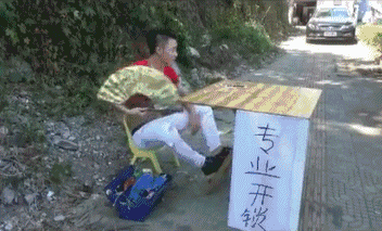 内涵GIF动态图师傅帮开下锁
