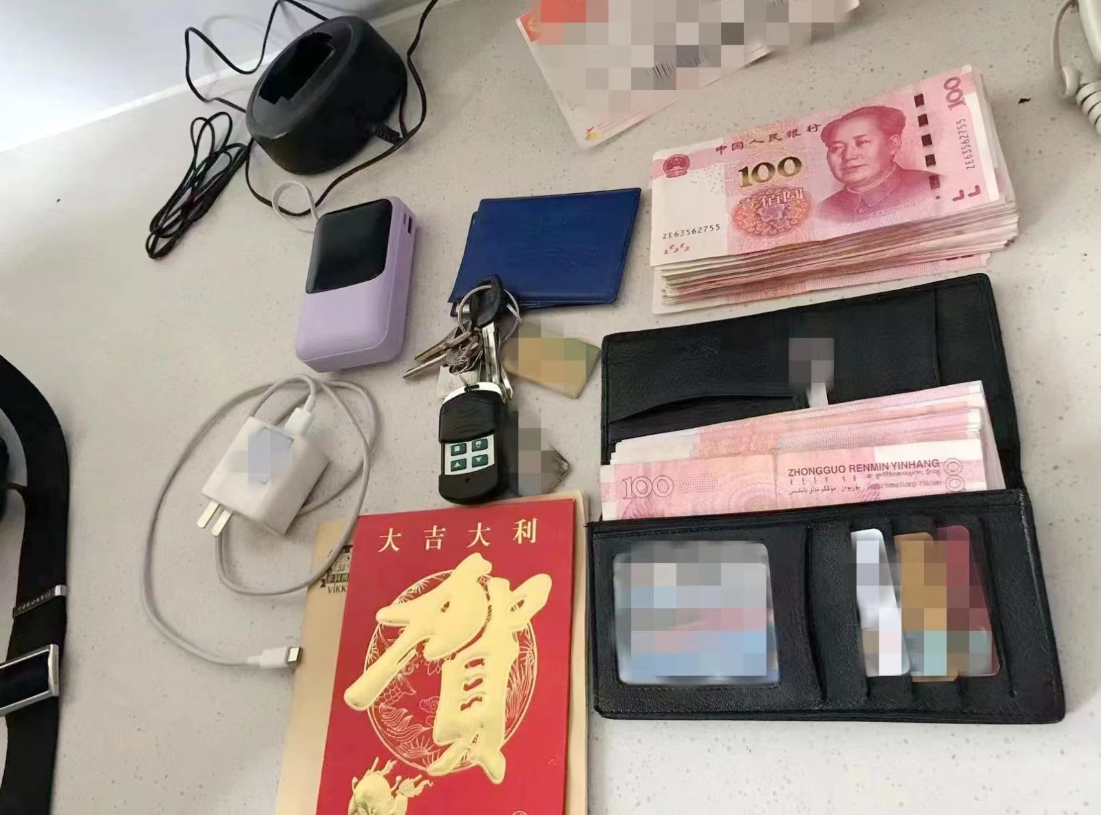 北京铁警一天连帮3名旅客找回遗失的行李物品_北京时间