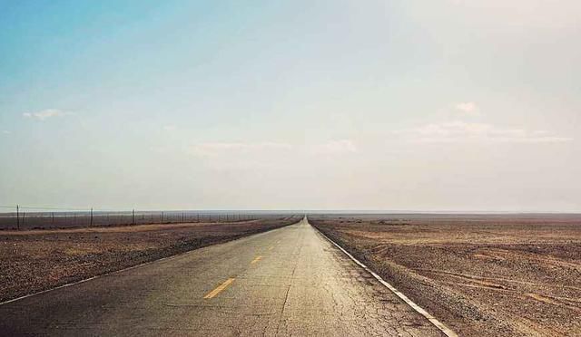 一望无际荒无人烟的戈壁