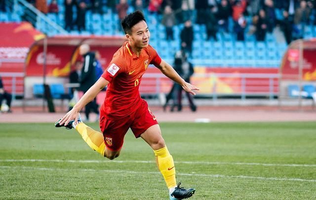 国足未来三大中场出炉!郑智接班人搭档张修维