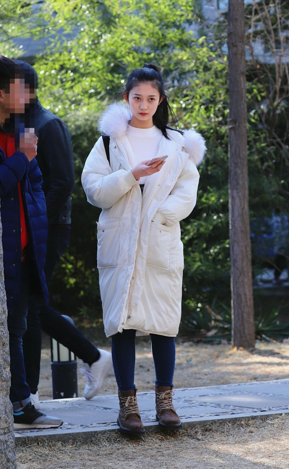 北电艺考现场,白色羽绒服女生淡然自若,一身艺