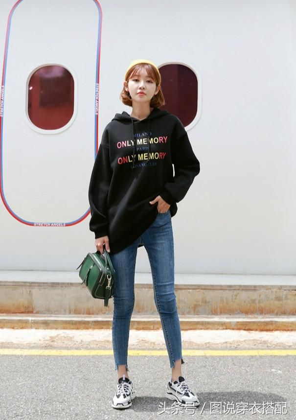 弹力九分小脚毛边牛仔裤,搭配体恤卫衣休闲随