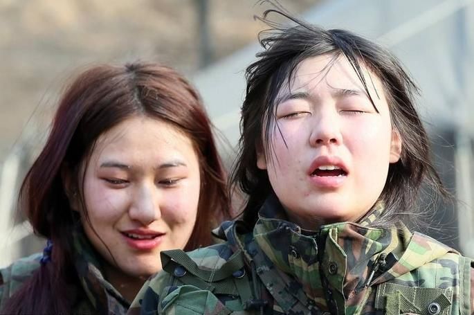 当乌克兰女兵遇上了韩国女兵时,这差距还不是
