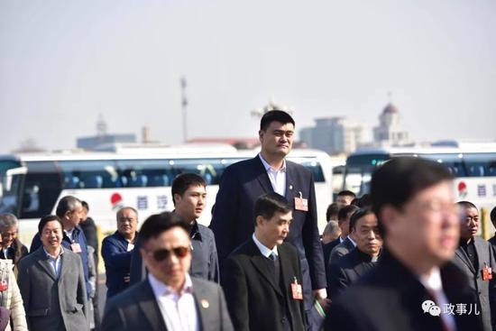 政协委员姚明现身两会 对上年篮协工作不太满意