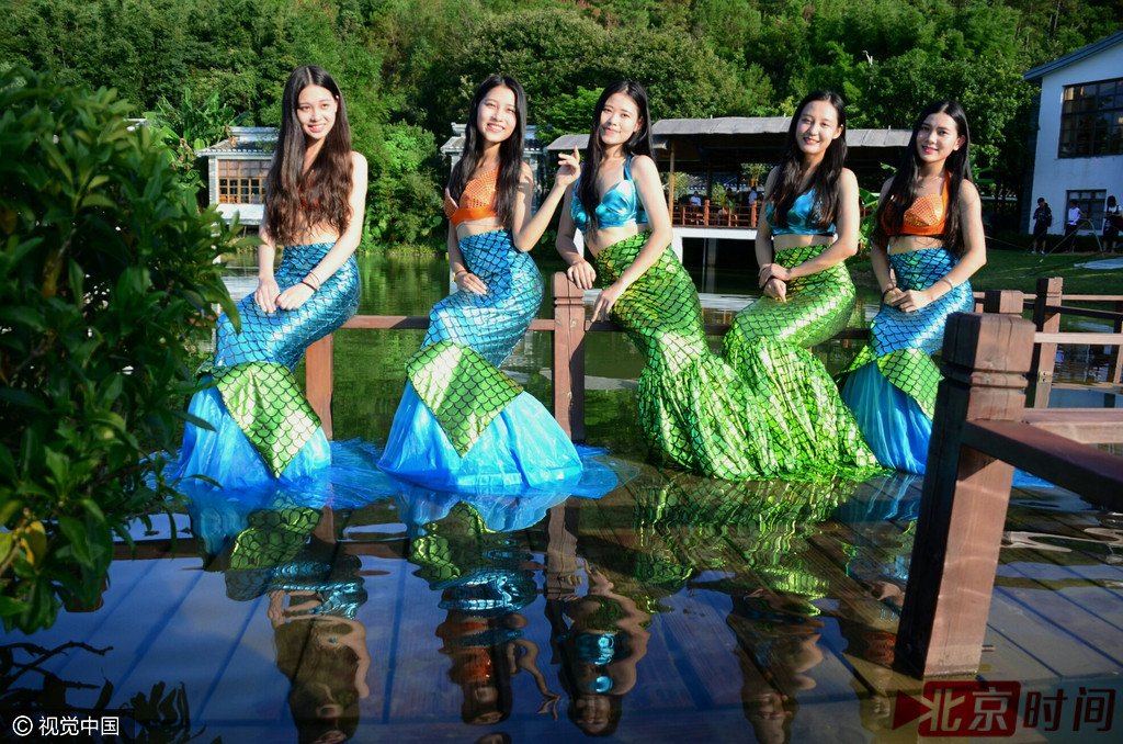 姑娘们化身最美“美人鱼”。