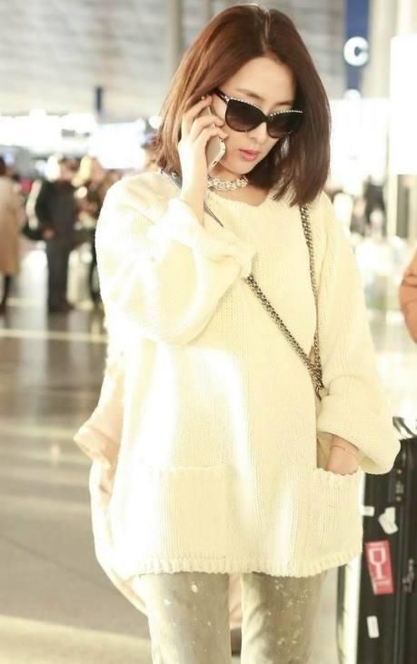 马苏现机场,冬天穿夏天的衣服,网友:看来在李小