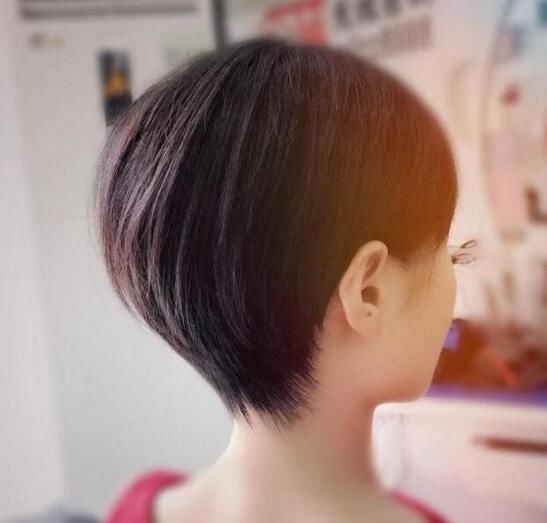 2018流行搓边短发设计 2018搓边短发干练利落