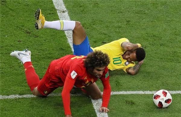 裁判真在针对巴西?疑似漏判4次点球 内马尔跪