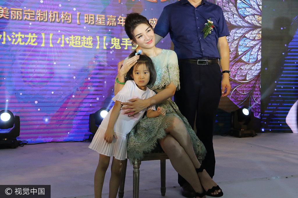 3》小燕子一角色出名的女星黄奕身穿绿色蕾丝裙现身当地商业推广演出