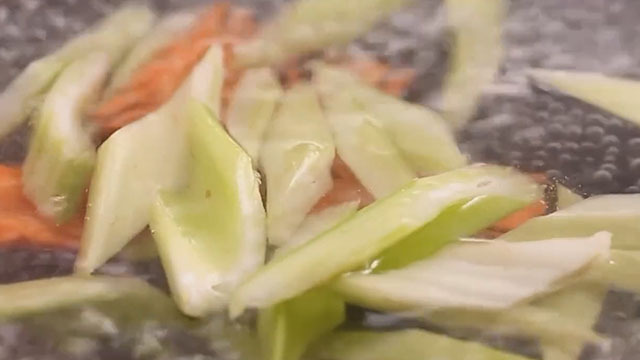营养丰富菜肴 西芹炒木瓜配干果