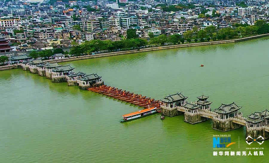 航拍广济桥:十八梭船锁画桥