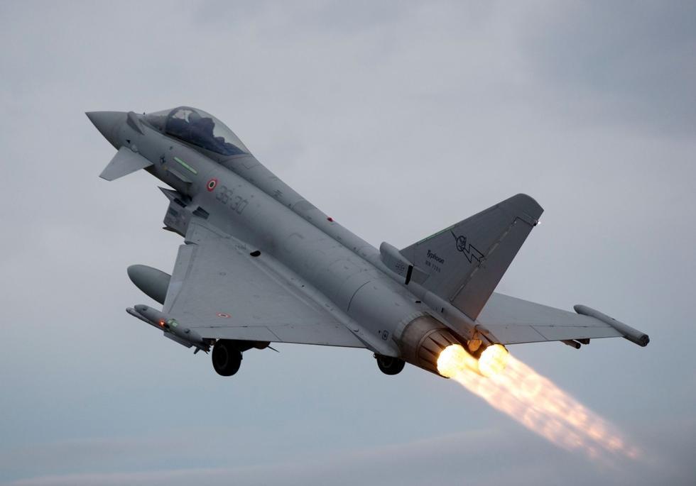 EJ200是欧洲四国联合研制的先进双转子加力式涡轮风扇发动机，用于欧洲联合研制的90年代战斗机EFA(现编号EF2000)。参加研制工作的有英国罗罗公司、德国发动机涡轮联合公司、意大利菲亚特公司和西班牙涡轮发动机工业公司，各占份额33%、33%、21%和13%。