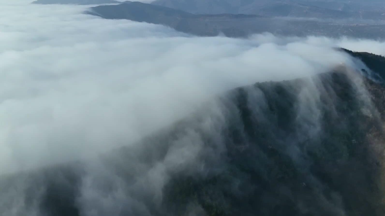 奇观!河南灵宝出现“云海瀑布” 奇观!河南灵宝出现“云海瀑布”