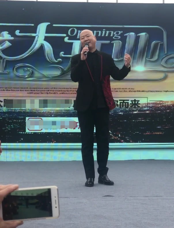 52岁郭冬临近照曝光：大脑门儿、深酒窝 却被女粉丝抱住不撒手