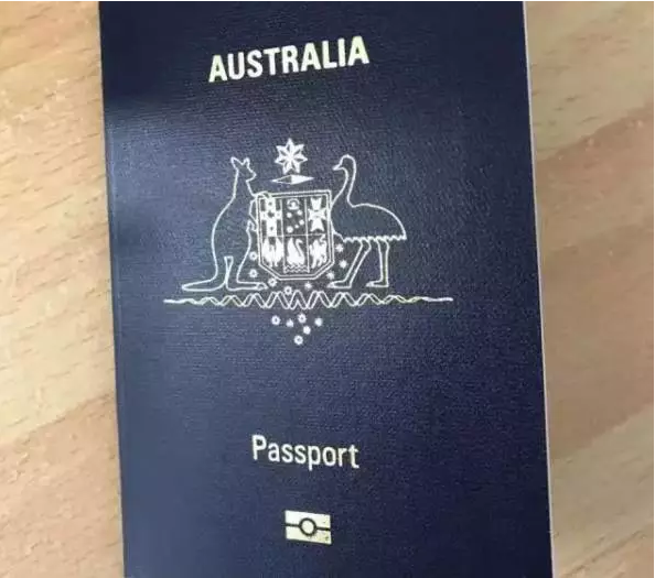 中国小哥办美国签证却收到澳洲护照