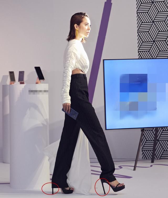 就服蔡依林,脚踩15厘米银针裤子只穿一条腿,网