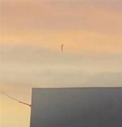 外星人造访地球?直立飞碟惊现墨西哥上空-北京