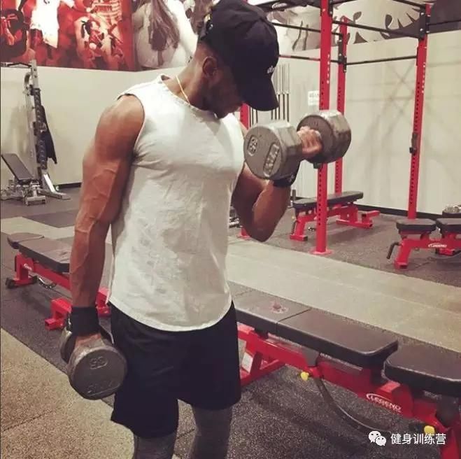 健身房的固定器械、和杠铃哑铃各有什么好处?