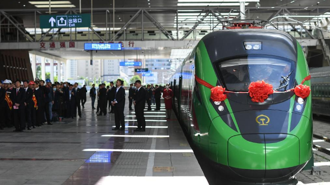 感受中国速度！踏上西藏首趟复兴号列车“绿巨人”