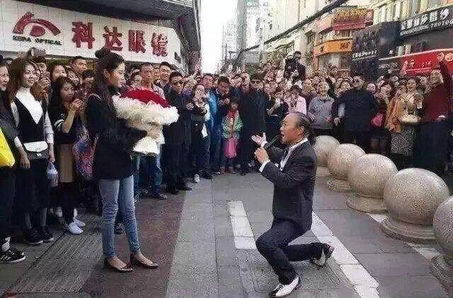 60岁大爷求婚20多岁女孩,当女孩说愿意时大爷