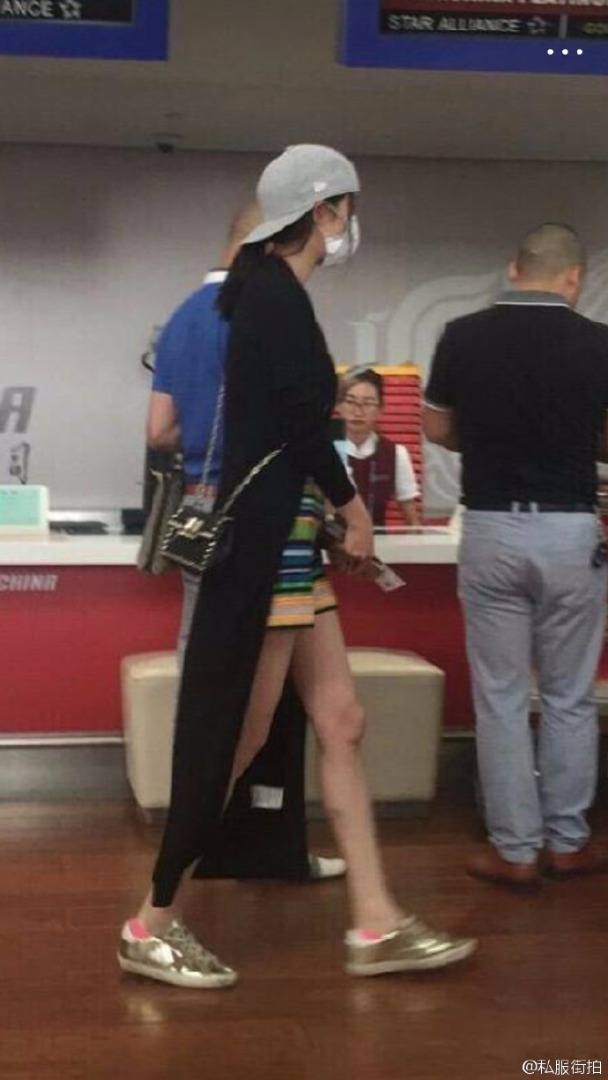 杨幂现身四川藏区机场。