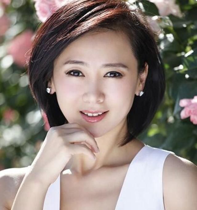 在年轻的时候,翁帆的颜值算得上是很不错,在1989年时,年轻的她一举夺