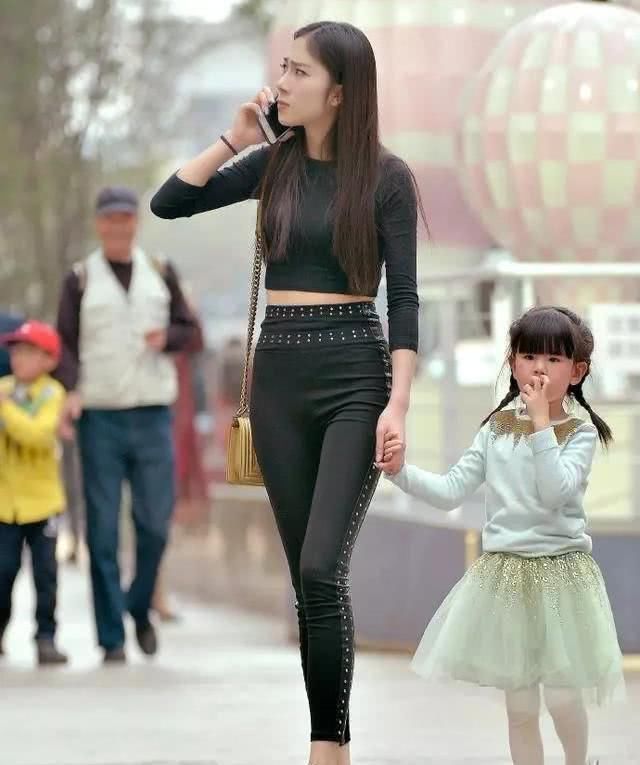 白色紧身打底裤美女,语笑嫣然,亭亭玉立,完美轮