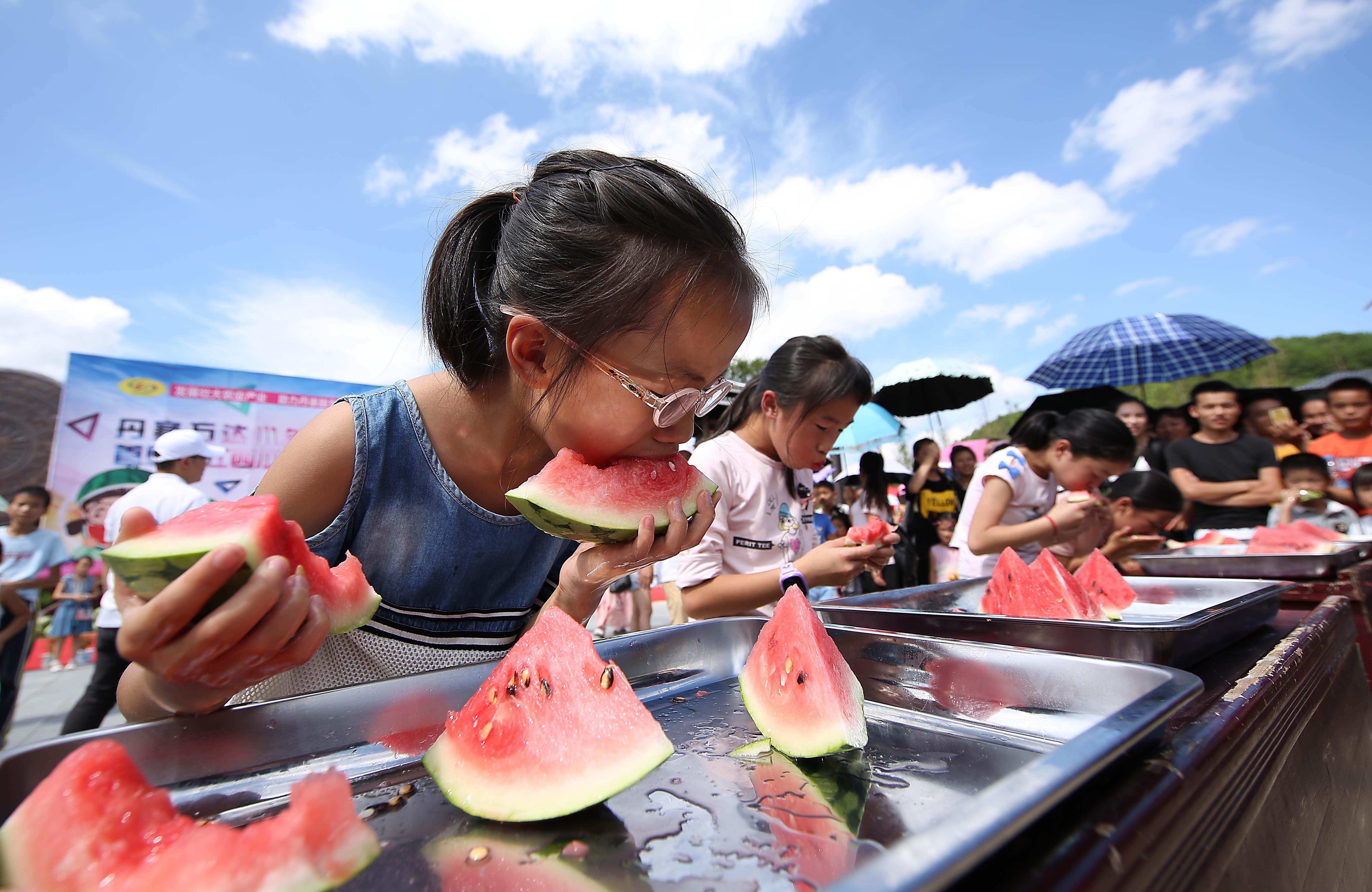 贵州丹寨举办趣味西瓜节