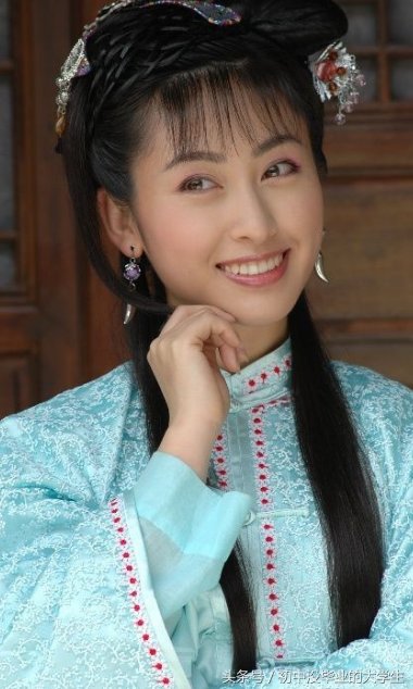 一个是温柔的回族女孩,一个是黑社会老大,相差23岁却爱得缠绵