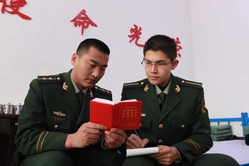 授予少尉軍銜;大學專科畢業的,授予少尉軍銜,可以按照人民解放軍總