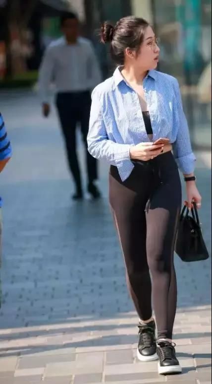 街拍:戴着眼镜丰满呆萌可爱的黑色紧身裤性感