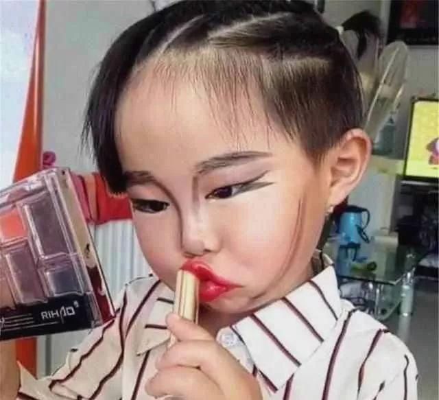 趁妈妈不注意,3岁小女孩偷偷化妆,妈妈回头看
