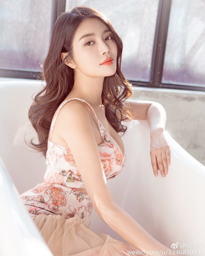 300万粉放福利!徐冬冬深v躺浴缸秀性感