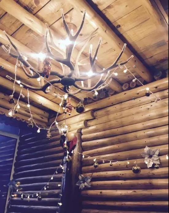 爸爸花2年为女儿打造童话梦幻木屋 62㎡全实木打造