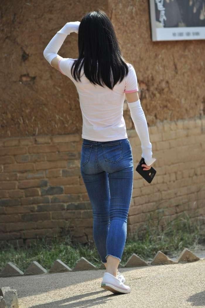 街拍,白色T恤配紧身牛仔裤,清纯美少女就适合