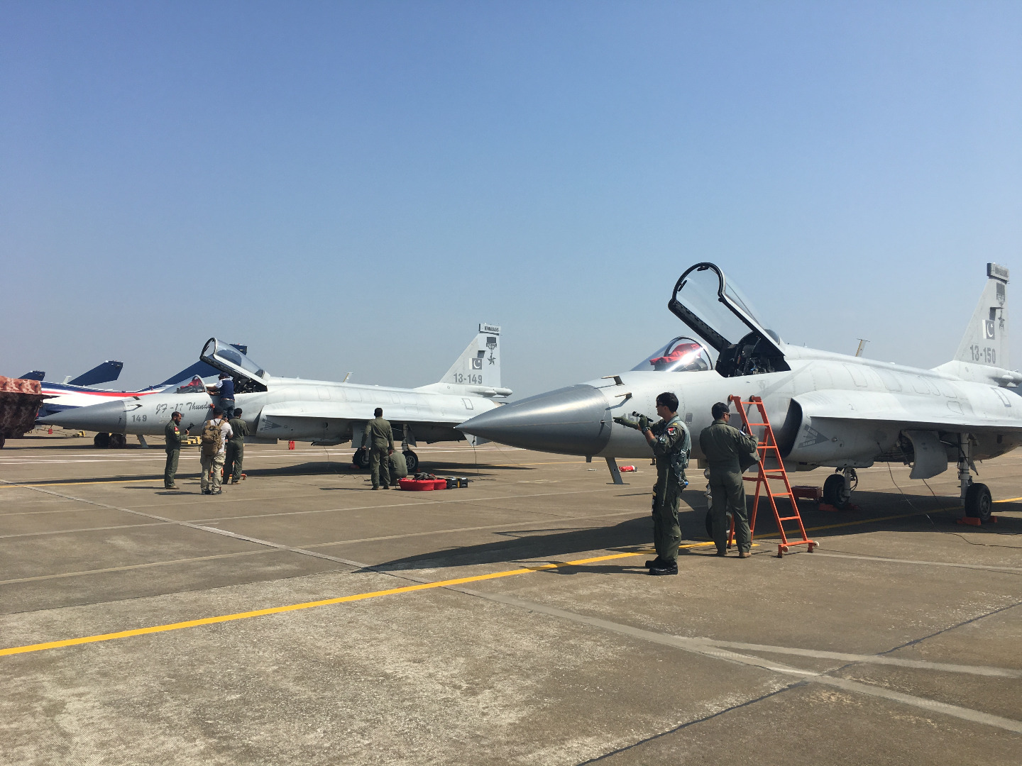 巴基斯坦枭龙战机在珠海航展亮相表演