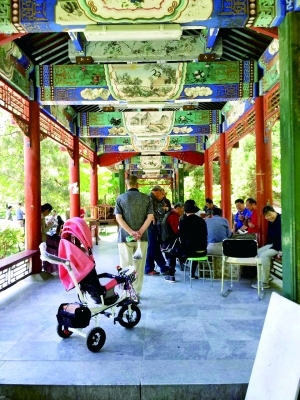 地坛公园东门外公共花园成了 地坛公园东门外公共花园成了