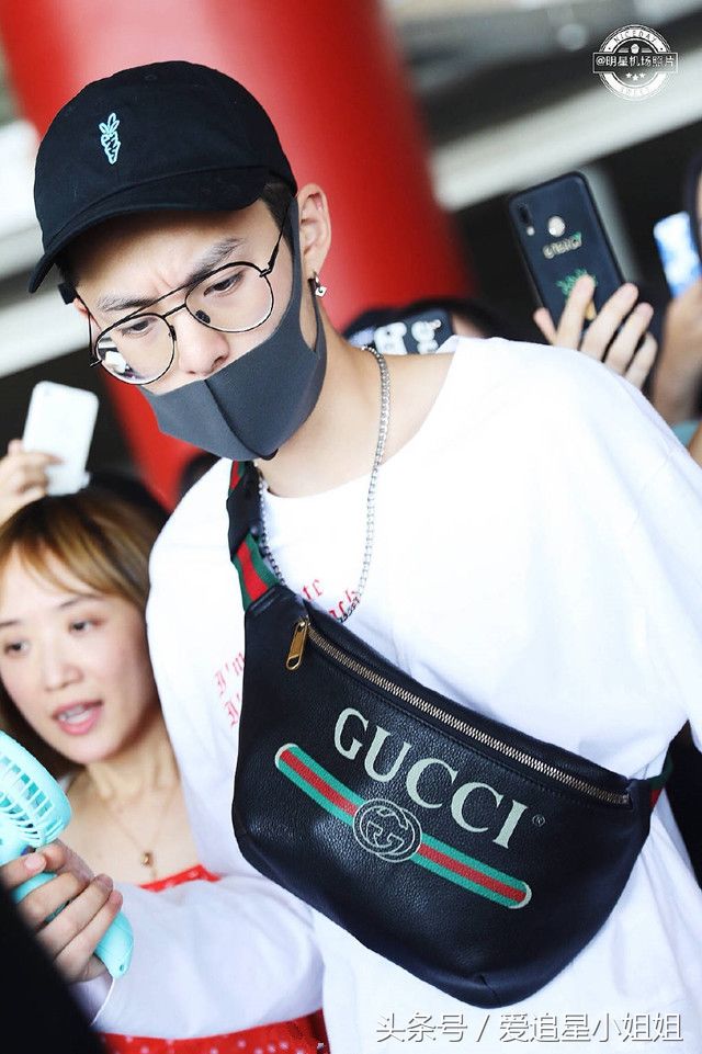 王鹤棣身穿休闲装现身机场,引大批粉丝围观追